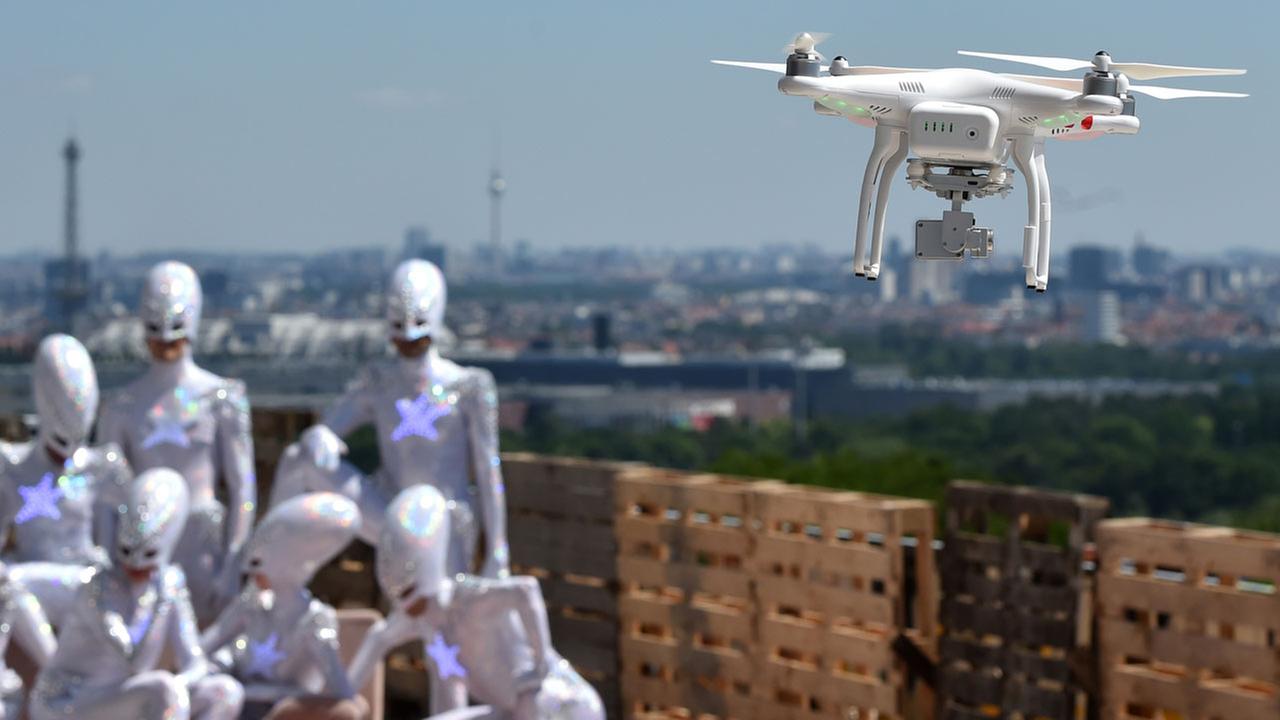 Eine Drohne filmt die Aliens aus der Grand Show "The WYLD" des Friedrichstadt-Palastes am 02.07.2015 in Berlin bei einem Pressetermin in der ehemaligen Abhörstation auf dem Teufelsberg. Die Tänzer gehören zum Ensemble der Show im futuristischen Stil, die seit Oktober 2014 gezeigt wird und noch zwei Jahre laufen soll. Foto: Jens Kalaene/dpa Eine Drohne filmt die Aliens aus der Grand Show "The WYLD" des Friedrichstadt-Palastes am 02.07.2015 in Berlin bei einem Pressetermin in der ehemaligen Abhörstation auf dem Teufelsberg. Die Tänzer gehören zum Ensemble der Show im futuristischen Stil, die seit Oktober 2014 gezeigt wird und noch zwei Jahre laufen soll. Foto: Jens Kalaene/dpa