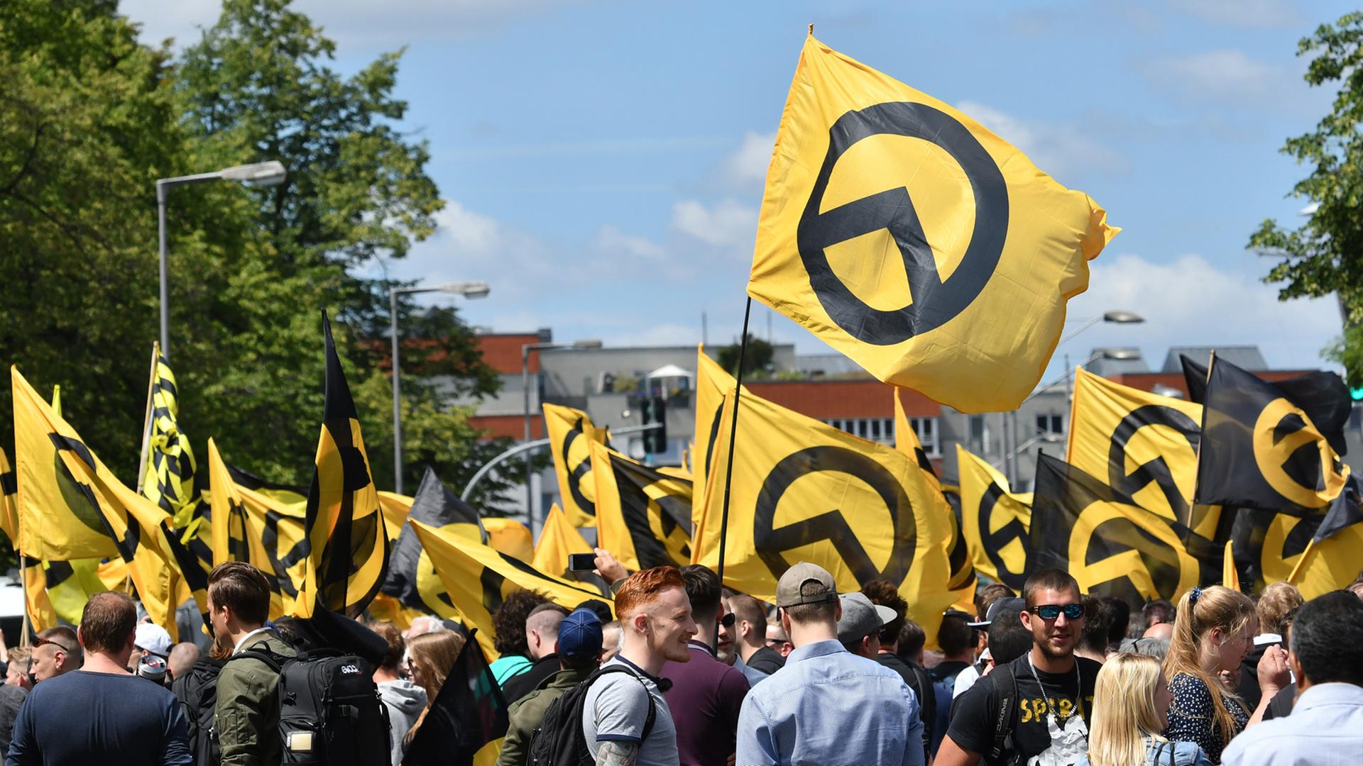 Anhänger der rechtsradikalen "Identitären Bewegung" stehen am 17.06.2017 in Berlin mit Fahnen auf der Brunnenstraße. Anhänger der rechtsradikalen "Identitären Bewegung" stehen am 17.06.2017 in Berlin mit Fahnen auf der Brunnenstraße.