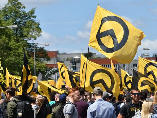 Anhänger der rechtsradikalen "Identitären Bewegung" stehen am 17.06.2017 in Berlin mit Fahnen auf der Brunnenstraße.