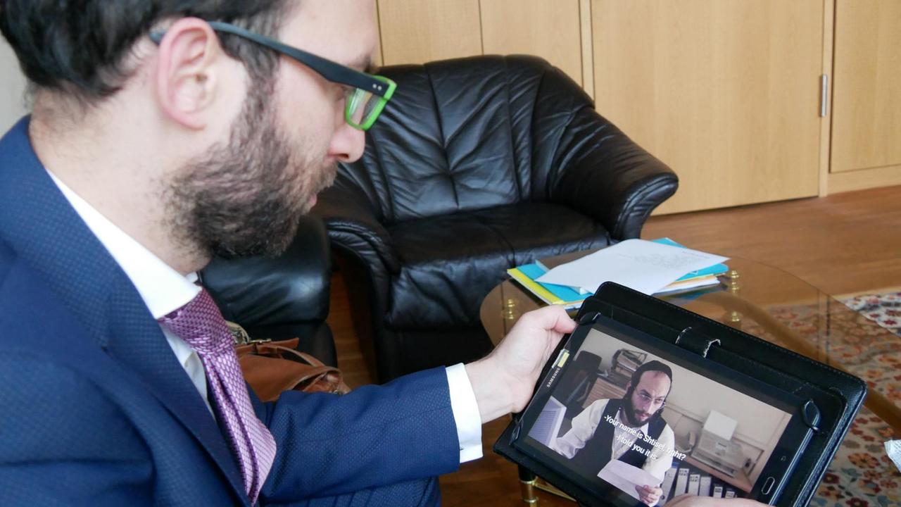 Akiva Weingarten sieht sich seinen Gastauftritt in der TV-Serie "Shtisel" an Akiva Weingarten sieht sich seinen Gastauftritt in der TV-Serie "Shtisel" an