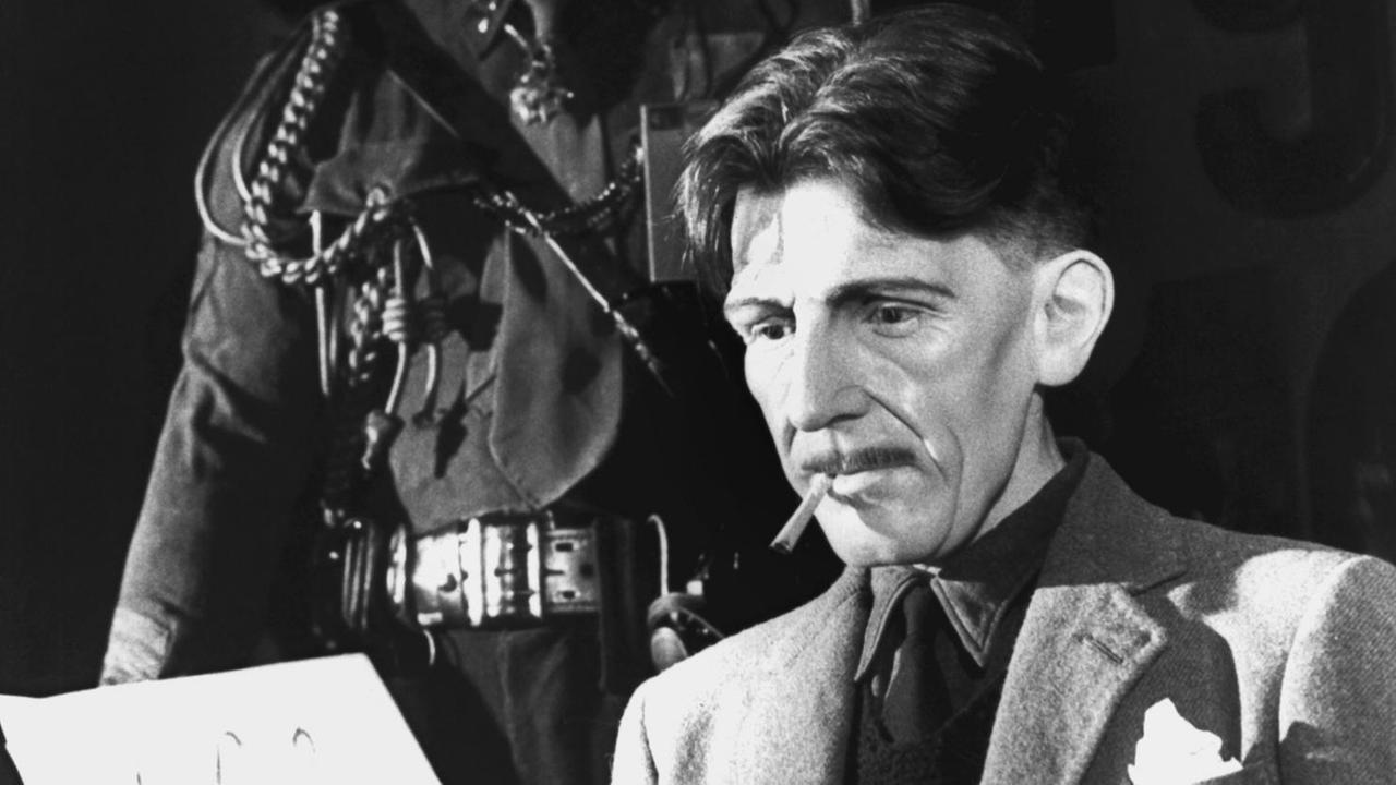 Die Szene in Madame Tussauds Wachfigurenkabinett zeigt den britischen Schriftsteller George Orwell ("Farm der Tiere") an der Schreibmaschine. Die Szene in Madame Tussauds Wachfigurenkabinett zeigt den britischen Schriftsteller George Orwell ("Farm der Tiere") an der Schreibmaschine.