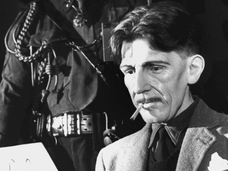 Die Szene in Madame Tussauds Wachfigurenkabinett zeigt den britischen Schriftsteller George Orwell ("Farm der Tiere") an der Schreibmaschine.