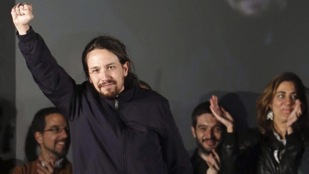 Pablo Iglesias von der spanischen Podemos-Partei mit erhobener Faust. Pablo Iglesias von der spanischen Podemos-Partei mit erhobener Faust.