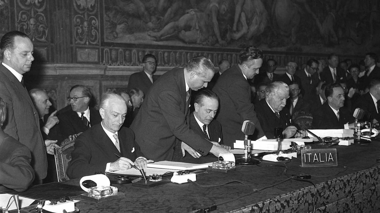 Unterzeichnung Römische Verträge 1957 in Rom: Von links nach rechts: Italiens Premierminister Antonio Segni, Außenminister Antonio Martino 