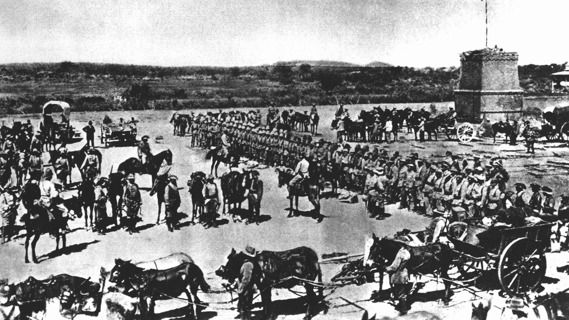 Vor dem Abmarsch in den Kampf gegen die aufständischen Hereros in Deutsch-Südwestafrika wird im Jahr 1904 die 2. Marine-Feldkompanie eingesegnet. Vor dem Abmarsch in den Kampf gegen die aufständischen Hereros in Deutsch-Südwestafrika wird im Jahr 1904 die 2. Marine-Feldkompanie eingesegnet.