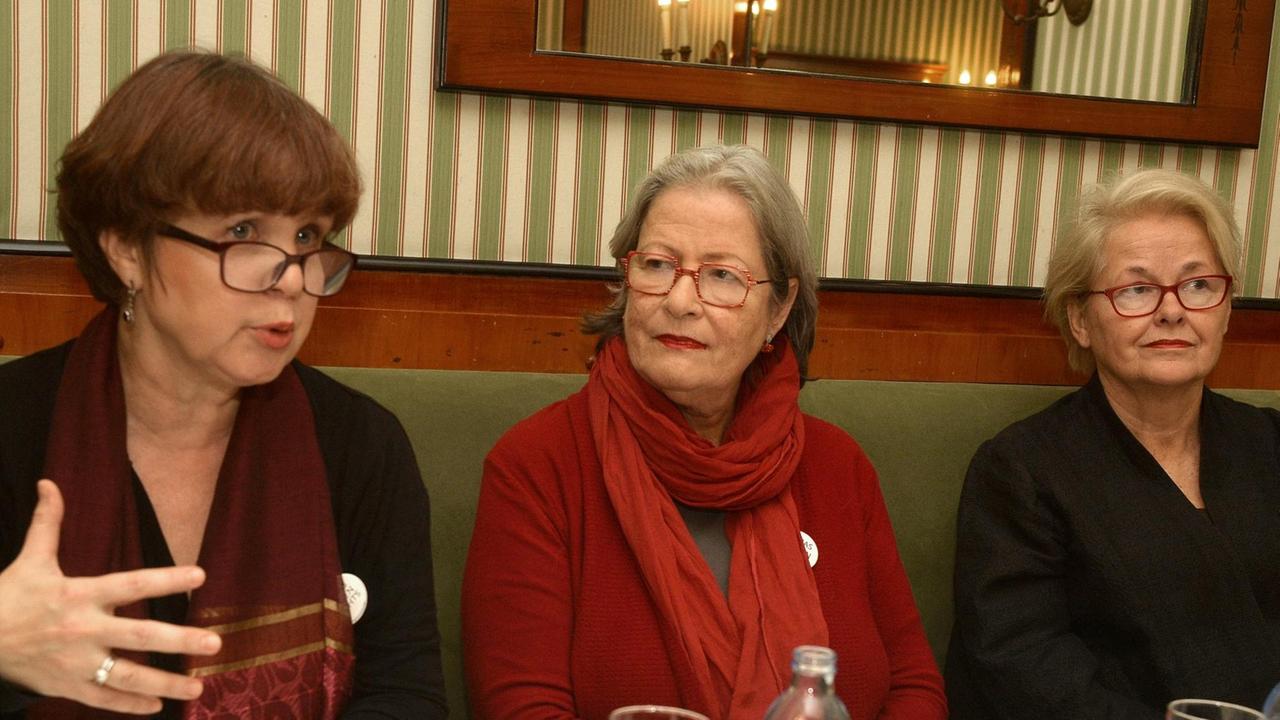 Caroline Koczan, Susanne Scholl und Monika Salzer (v.l.n.r) während der Pressekonferenz zum Thema Omas gegen Rechts am Montag, 12. November 2018, in Wien. | - FOTO: APA/HERBERT PFARRHOFER / www.picturedesk.com Caroline Koczan, Susanne Scholl und Monika Salzer (v.l.n.r) während der Pressekonferenz zum Thema Omas gegen Rechts am Montag, 12. November 2018, in Wien. | - FOTO: APA/HERBERT PFARRHOFER / www.picturedesk.com