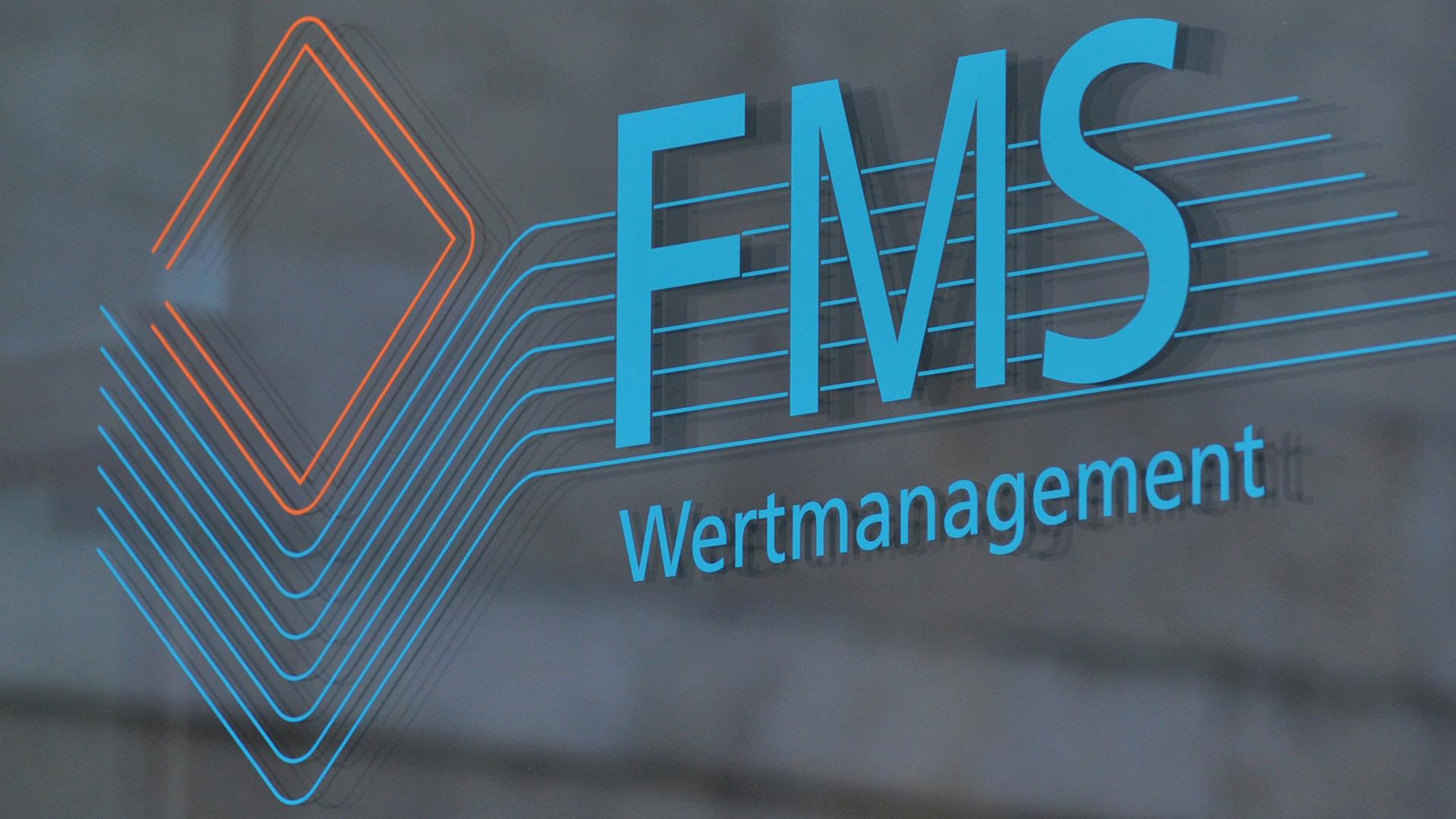 Ein Schild der Firma FMS Wertmanagement, die die sogenannte Bad Bank der verstaatlichten Immobilienbank Hypo Real Estate ist. Ein Schild der Firma FMS Wertmanagement, die die sogenannte Bad Bank der verstaatlichten Immobilienbank Hypo Real Estate ist.