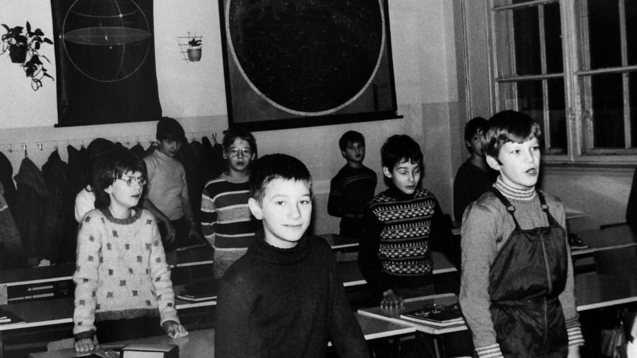 Schulalltag in der DDR - Schüler im Unterricht an der 6. Polytechnischen Oberschule Karl-Friedrich-Schinkel in Berlin Schulalltag in der DDR - Schüler im Unterricht an der 6. Polytechnischen Oberschule Karl-Friedrich-Schinkel in Berlin