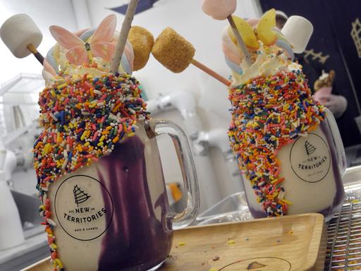 Zwei Milchshakes namens "Unicorn Parade" in einem Cafe in New York. Für die Einhorn-Optik sorgen bunte Streusel am Glasrand und eine lilafarbene, als Ube bekannte Paste aus pürierten Süßkartoffeln. Verziert wird das Getränk mit einer regenbogenfarbenen Marshmallow-Stange und dünnen Keks-Stäbchen