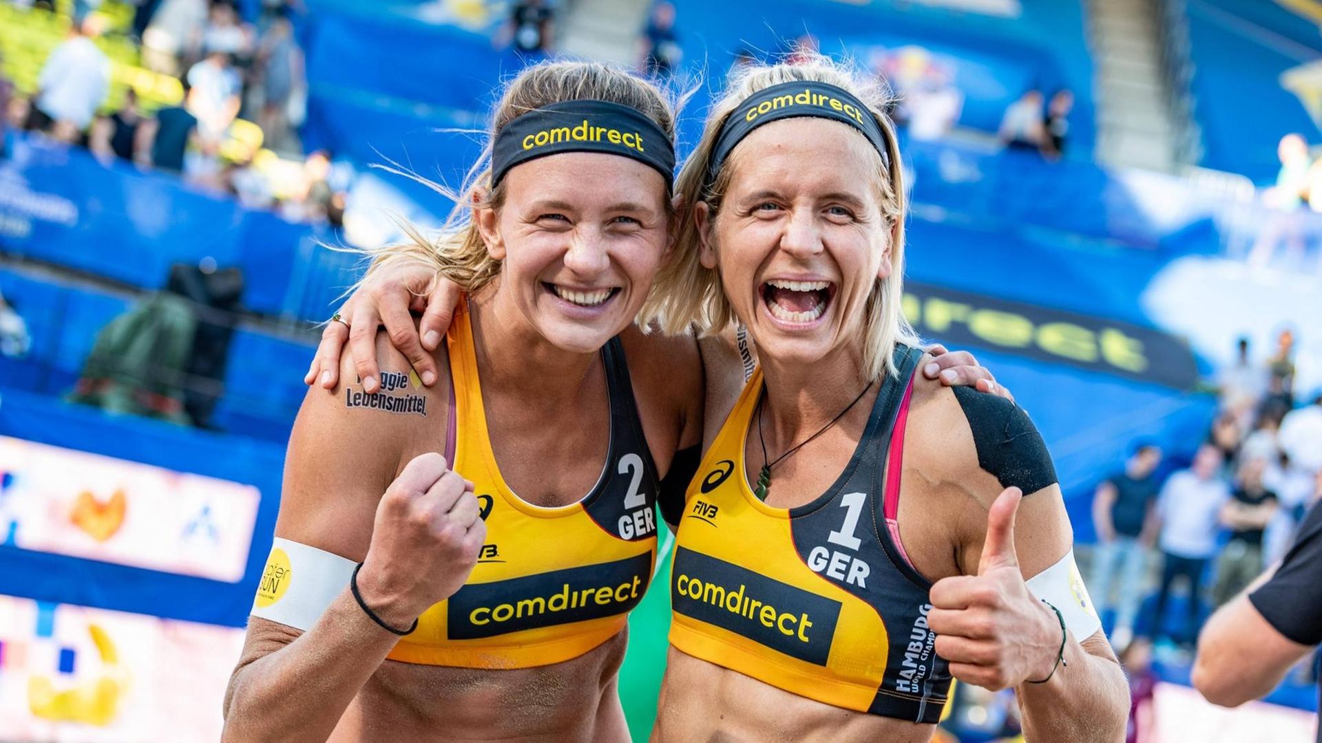 Beachvolleyball World Championships Hamburg 2019 am 28.06.2019. Margareta Kozuch und Laura Ludwig posieren selbstsicher in die Kamera.
