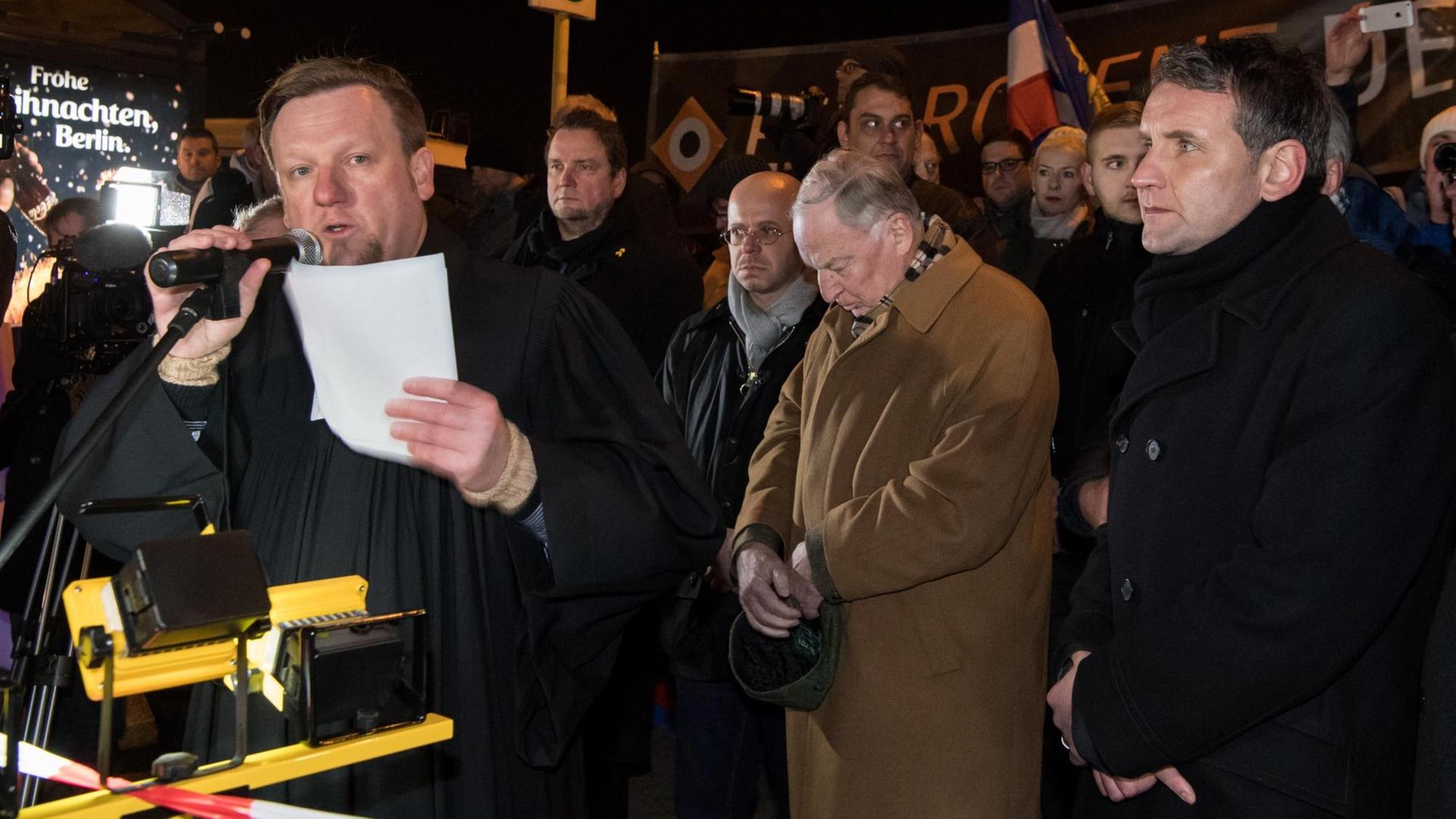 Alexander Gauland (M), stellvertretender Bundesvorsitzender der Partei Alternative für Deutschland (AfD), und Björn Höcke (r), Landes- und Fraktionschef der AfD in Thüringen, nehmen am 21.12.2016 während eines Gebets eines namentlich nicht genannten evangelischen Pastors (l) an einer Mahnwache rechter Gruppen vor dem Bundeskanzleramt in Berlin teil. Alexander Gauland (M), stellvertretender Bundesvorsitzender der Partei Alternative für Deutschland (AfD), und Björn Höcke (r), Landes- und Fraktionschef der AfD in Thüringen, nehmen am 21.12.2016 während eines Gebets eines namentlich nicht genannten evangelischen Pastors (l) an einer Mahnwache rechter Gruppen vor dem Bundeskanzleramt in Berlin teil.