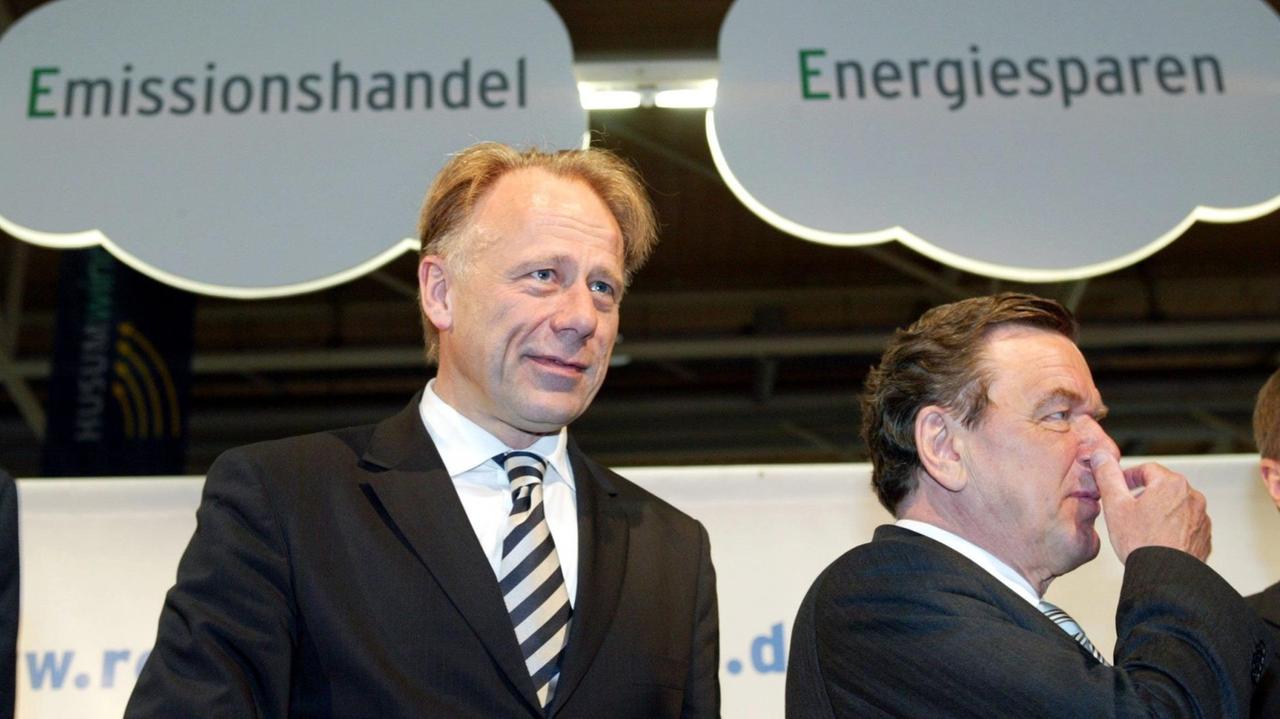 Bundeskanzler Gerhard Schröder (r., SPD) Im Jahr 2004 neben Bundesumweltminister Jürgen Trittin (Grüne)