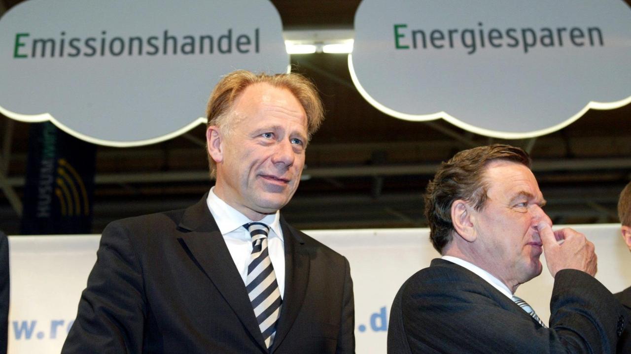Bundeskanzler Gerhard Schröder (r., SPD) Im Jahr 2004 neben Bundesumweltminister Jürgen Trittin (Grüne) Bundeskanzler Gerhard Schröder (r., SPD) Im Jahr 2004 neben Bundesumweltminister Jürgen Trittin (Grüne)