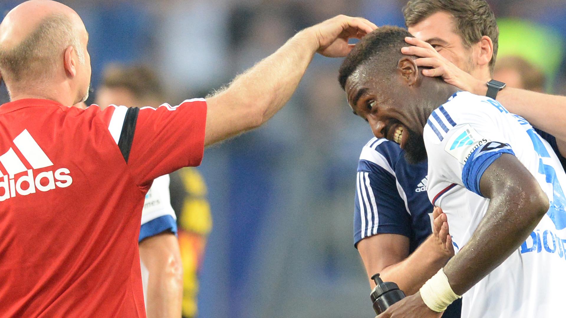 Hamburgs Johan Djourou (r) bekommt nach dem Spiel vom Chef-Physiotherapeuten Uwe Schellhammer eine Streicheleinheit. Hamburgs Johan Djourou (r) bekommt nach dem Spiel vom Chef-Physiotherapeuten Uwe Schellhammer eine Streicheleinheit.