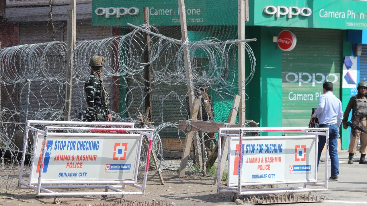 Polizisten stehen an einer Sperre für Kontrollen Polizisten stehen an einer Sperre für Kontrollen
