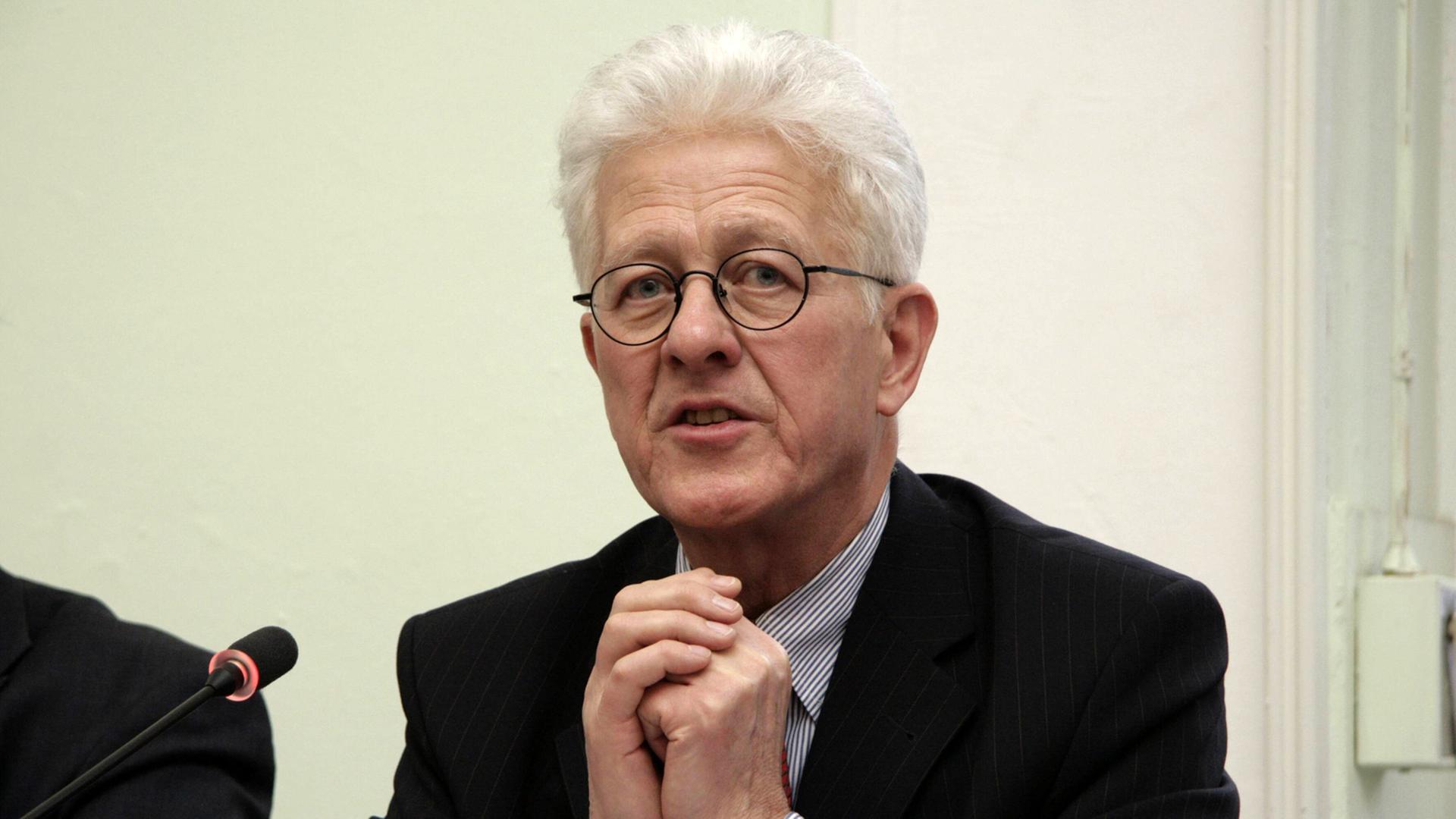 Karsten Voigt. Karsten Voigt.