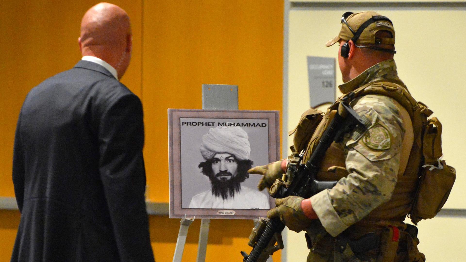 Sicherheitskräfte auf einer umstrittenen Kunstausstellung mit Mohammed-Karikaturen im texanischen Garland, auf die ein Anschlag verübt wurde. Sicherheitskräfte auf einer umstrittenen Kunstausstellung mit Mohammed-Karikaturen im texanischen Garland, auf die ein Anschlag verübt wurde.