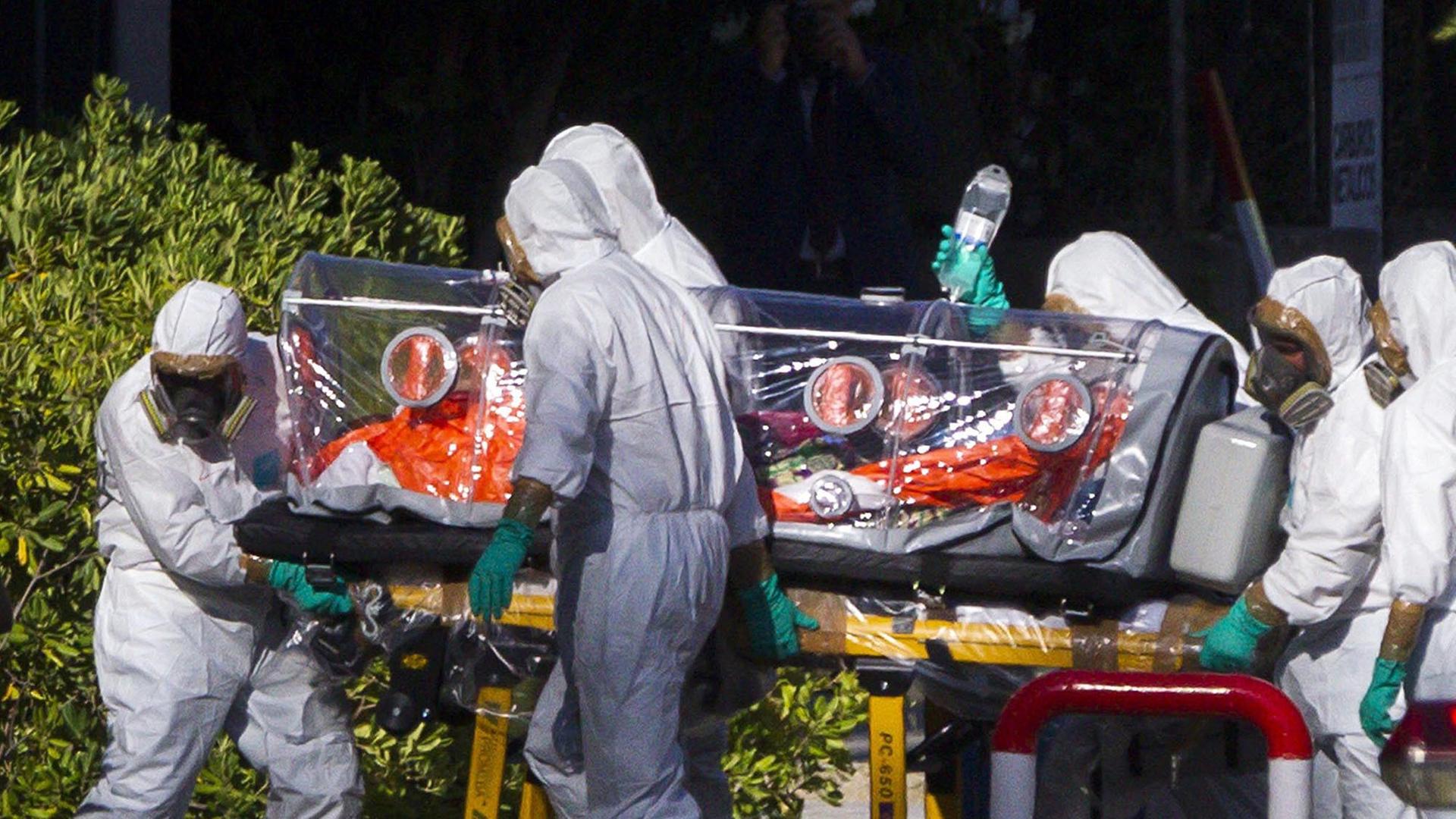 In einer Folienkammer wird der Ebola-Patient Miguel Pajares vom Flugzeug ins Krankenhaus in Madrid gebracht. In einer Folienkammer wird der Ebola-Patient Miguel Pajares vom Flugzeug ins Krankenhaus in Madrid gebracht.