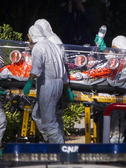 In einer Folienkammer wird der Ebola-Patient Miguel Pajares vom Flugzeug ins Krankenhaus in Madrid gebracht.