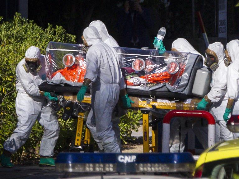 In einer Folienkammer wird der Ebola-Patient Miguel Pajares vom Flugzeug ins Krankenhaus in Madrid gebracht.