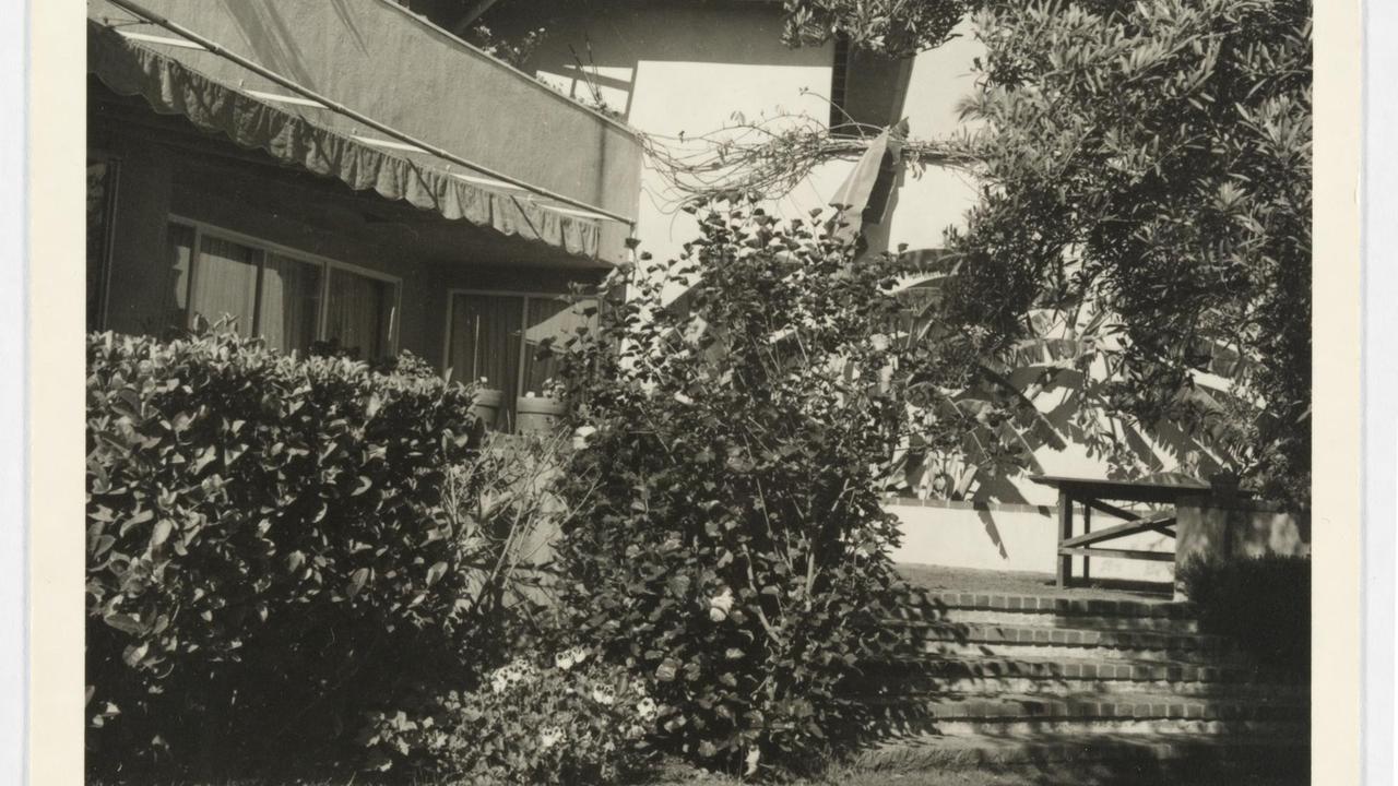 HANDOUT - Außenansicht der Villa des Schriftstellers Thomas Mann in Pacific Palisades (USA), undatierte Aufnahme. Zehn Jahre lang war es das Exil-Zuhause für Thomas Mann. Foto:Thomas-Mann-Archiv der ETH Zürich. (Zu dpa "«Süddeutsche Zeitung»: Deutschland kauft Thomas-Mann-Villa" vom 18.11.2016) HANDOUT - Außenansicht der Villa des Schriftstellers Thomas Mann in Pacific Palisades (USA), undatierte Aufnahme. Zehn Jahre lang war es das Exil-Zuhause für Thomas Mann. Foto:Thomas-Mann-Archiv der ETH Zürich. (Zu dpa "«Süddeutsche Zeitung»: Deutschland kauft Thomas-Mann-Villa" vom 18.11.2016)