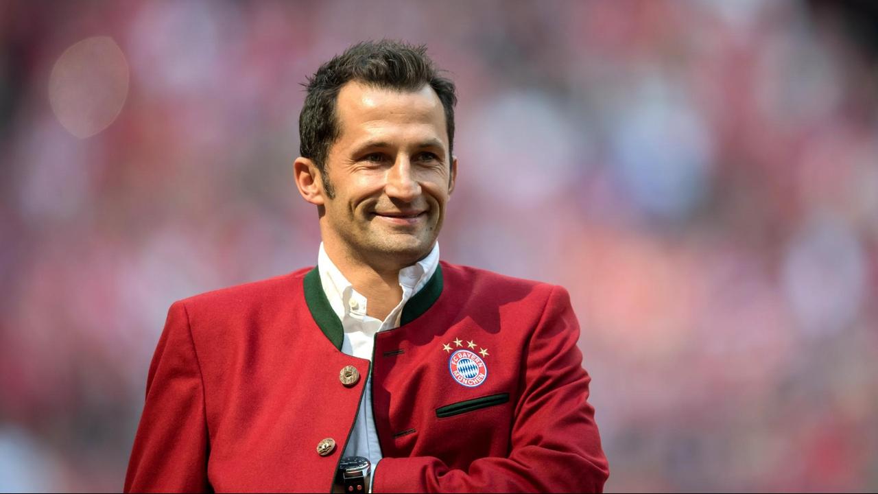 Hasan Salihamidzic im Mai 2016 in roter Trachtenjacke mit Bayern-München-Logo. Hasan Salihamidzic im Mai 2016 in roter Trachtenjacke mit Bayern-München-Logo.