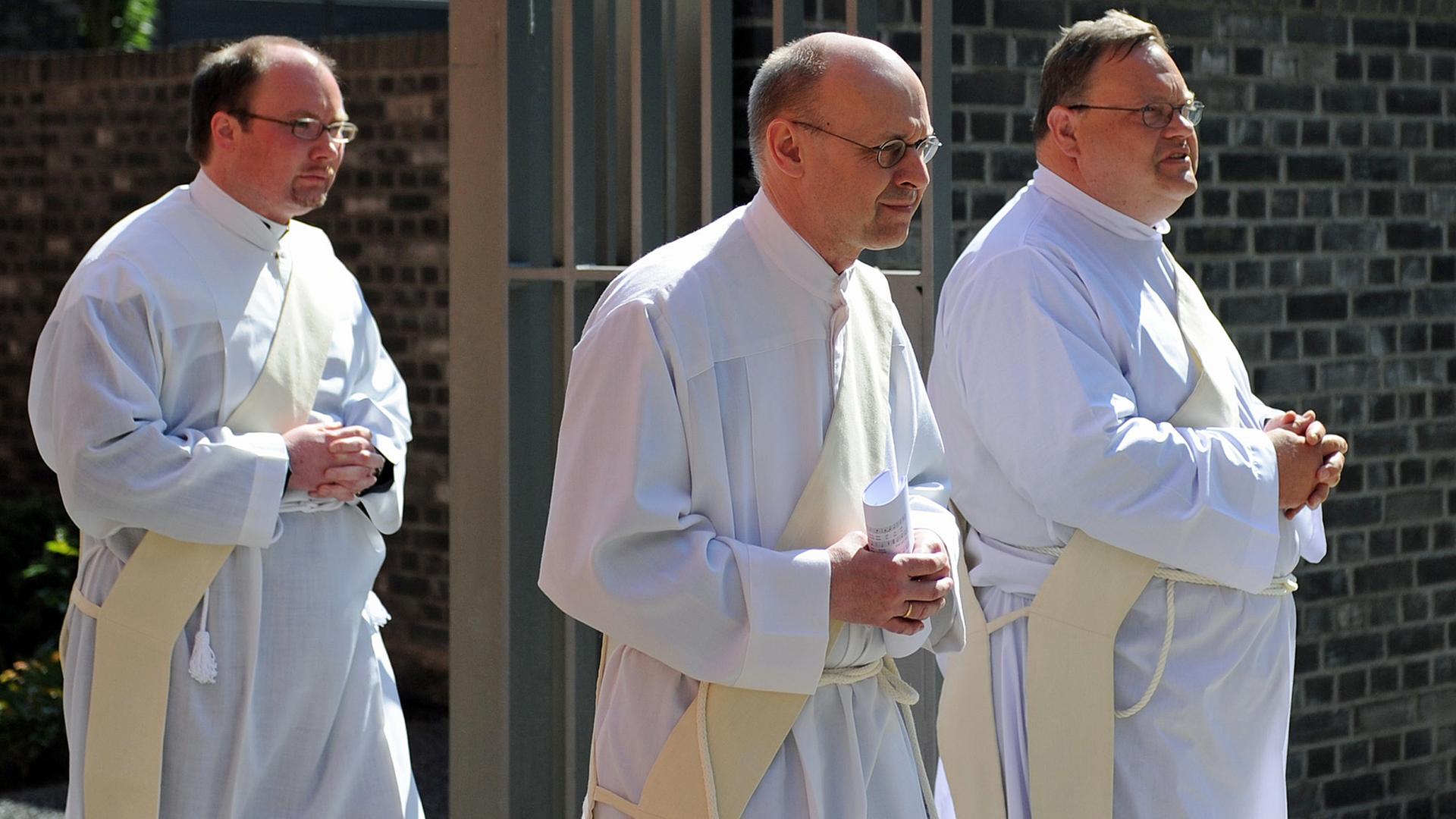 Hans Janßen bei seiner Priesterweihe in Hamburg; Aufnahme vom 16. Mai 2012. Janßen trägt einen Ehering, weil er vom Protestantismus konvertierte und als katholischer Pfarrer weiterhin mit seiner Ehefrau zusammenlebt. Hans Janßen bei seiner Priesterweihe in Hamburg; Aufnahme vom 16. Mai 2012. Janßen trägt einen Ehering, weil er vom Protestantismus konvertierte und als katholischer Pfarrer weiterhin mit seiner Ehefrau zusammenlebt.