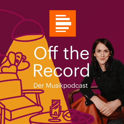 Das Podcast-Logo von "Off the Record – Der Musikpodcast" zeigt Podcast-Gastgeberin Veronika Schreiegg lächelnd in einem Sessel. Im weinroten Hintergrund ist eine Illustration mit einer gelb leuchtenden Stehlampe und einem Wohnzimmersessel zu sehen. Im Vordergrund ist zu lesen "Off the Record – Der Musikpodcast".