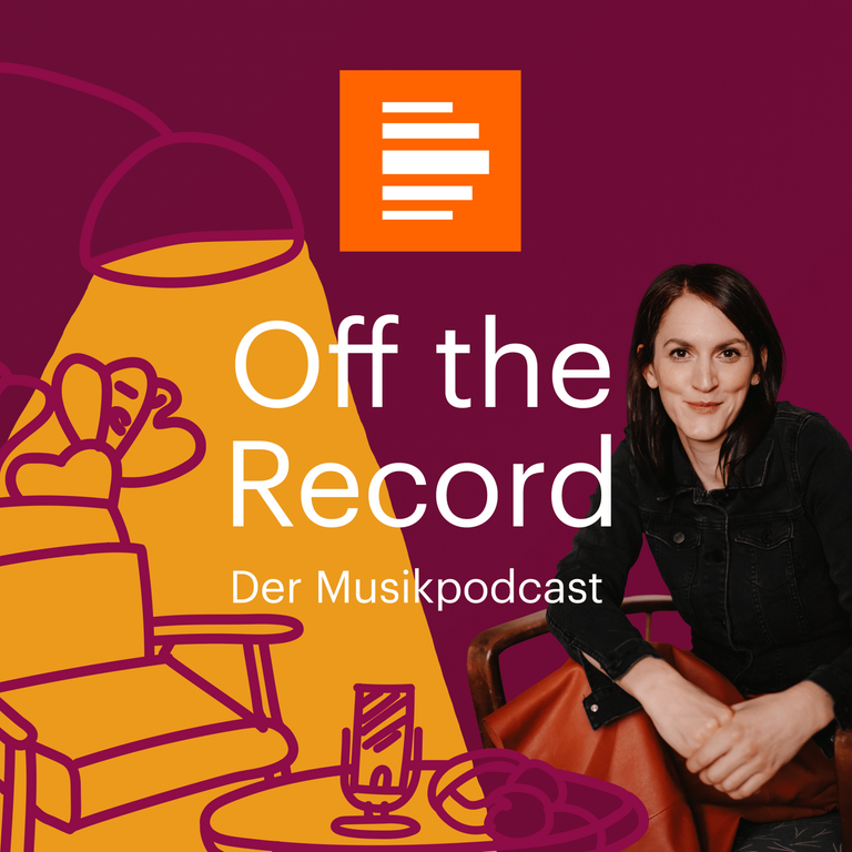 Das Podcast-Logo von "Off the Record – Der Musikpodcast" zeigt Podcast-Gastgeberin Veronika Schreiegg lächelnd in einem Sessel. Im weinroten Hintergrund ist eine Illustration mit einer gelb leuchtenden Stehlampe und einem Wohnzimmersessel zu sehen. Im Vordergrund ist zu lesen "Off the Record – Der Musikpodcast". Das Podcast-Logo von "Off the Record – Der Musikpodcast" zeigt Podcast-Gastgeberin Veronika Schreiegg lächelnd in einem Sessel. Im weinroten Hintergrund ist eine Illustration mit einer gelb leuchtenden Stehlampe und einem Wohnzimmersessel zu sehen. Im Vordergrund ist zu lesen "Off the Record – Der Musikpodcast".