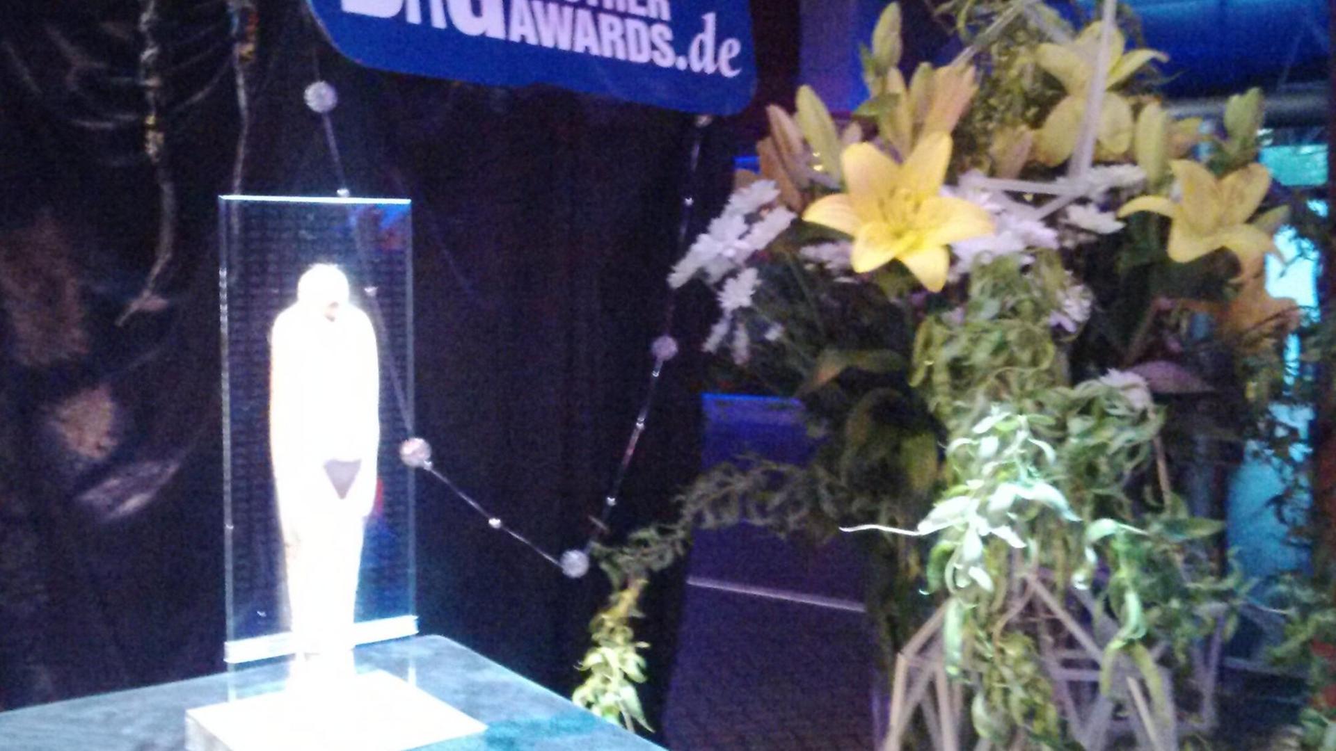 die kleine Big-Brother- Skulptur des ungeliebten "Big Brother Award" stand nach der Verleihung am 5. Mai 2017 in Bielefeld weiterhin vor dem Rednerpult die kleine Big-Brother- Skulptur des ungeliebten "Big Brother Award" stand nach der Verleihung am 5. Mai 2017 in Bielefeld weiterhin vor dem Rednerpult