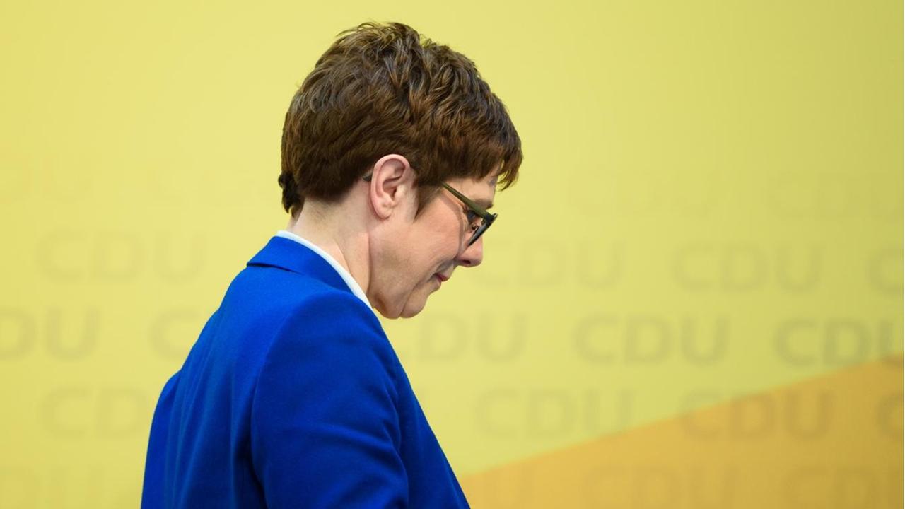 Annegret Kramp-Karrenbauer geht im Konrad-Adenauer-Haus, der CDU-Parteizentrale, vor einer gelben Wand entlang Annegret Kramp-Karrenbauer geht im Konrad-Adenauer-Haus, der CDU-Parteizentrale, vor einer gelben Wand entlang