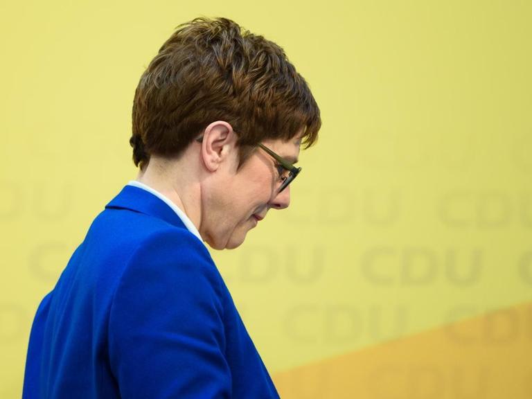 Annegret Kramp-Karrenbauer geht im Konrad-Adenauer-Haus, der CDU-Parteizentrale, vor einer gelben Wand entlang