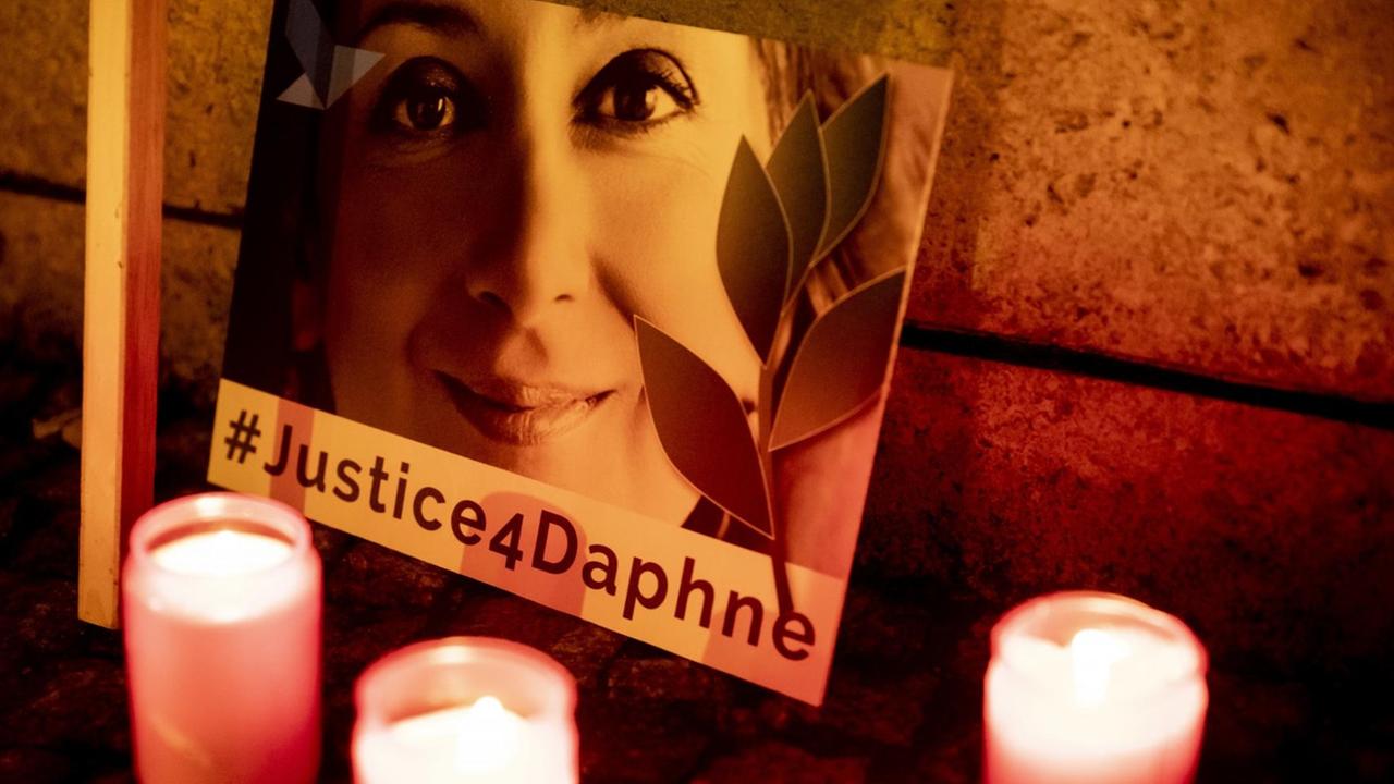 Ein Schild vor der maltesischen Botschaft erinnert bei einer Mahnwache an die vor zwei Jahren ermordete maltesische Investigativjournalistin Daphne Caruana Galizia. Auf dem Schild steht: #Justice4Daphne. Zu der Mahnwache hatten "Reporter ohne Grenzen" aufgerufen und fordern von der maltesischen Regierung eine lückenlose Aufklärung der Tat. Ein Schild vor der maltesischen Botschaft erinnert bei einer Mahnwache an die vor zwei Jahren ermordete maltesische Investigativjournalistin Daphne Caruana Galizia. Auf dem Schild steht: #Justice4Daphne. Zu der Mahnwache hatten "Reporter ohne Grenzen" aufgerufen und fordern von der maltesischen Regierung eine lückenlose Aufklärung der Tat.