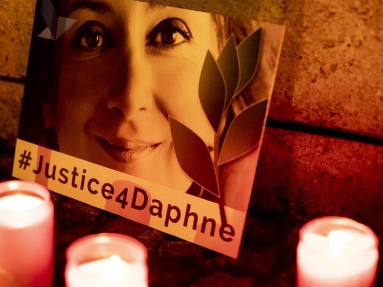 Ein Schild vor der maltesischen Botschaft erinnert bei einer Mahnwache an die vor zwei Jahren ermordete maltesische Investigativjournalistin Daphne Caruana Galizia. Auf dem Schild steht: #Justice4Daphne. Zu der Mahnwache hatten "Reporter ohne Grenzen" aufgerufen und fordern von der maltesischen Regierung eine lückenlose Aufklärung der Tat.
