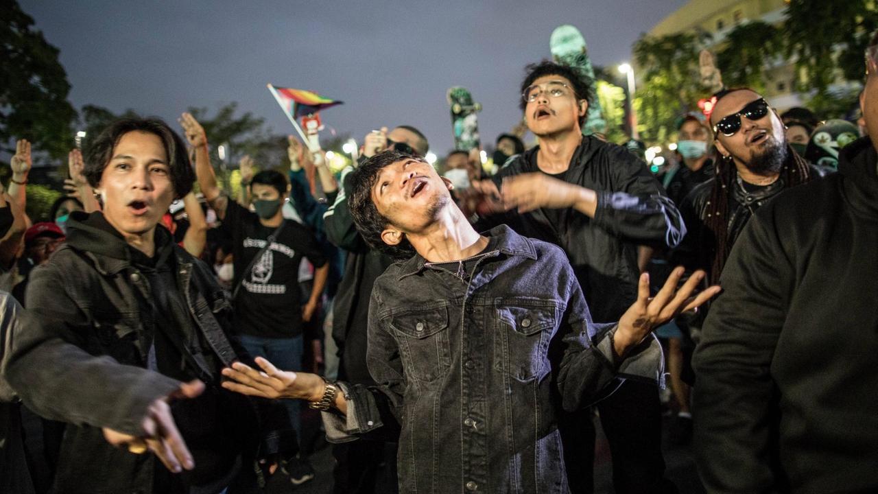 Die Mitglieder von Rap against Dictatorship bei den Aufnahmen zu einem Musikvideo während einer Demonstration in Bangkok. Die Mitglieder von Rap against Dictatorship bei den Aufnahmen zu einem Musikvideo während einer Demonstration in Bangkok.