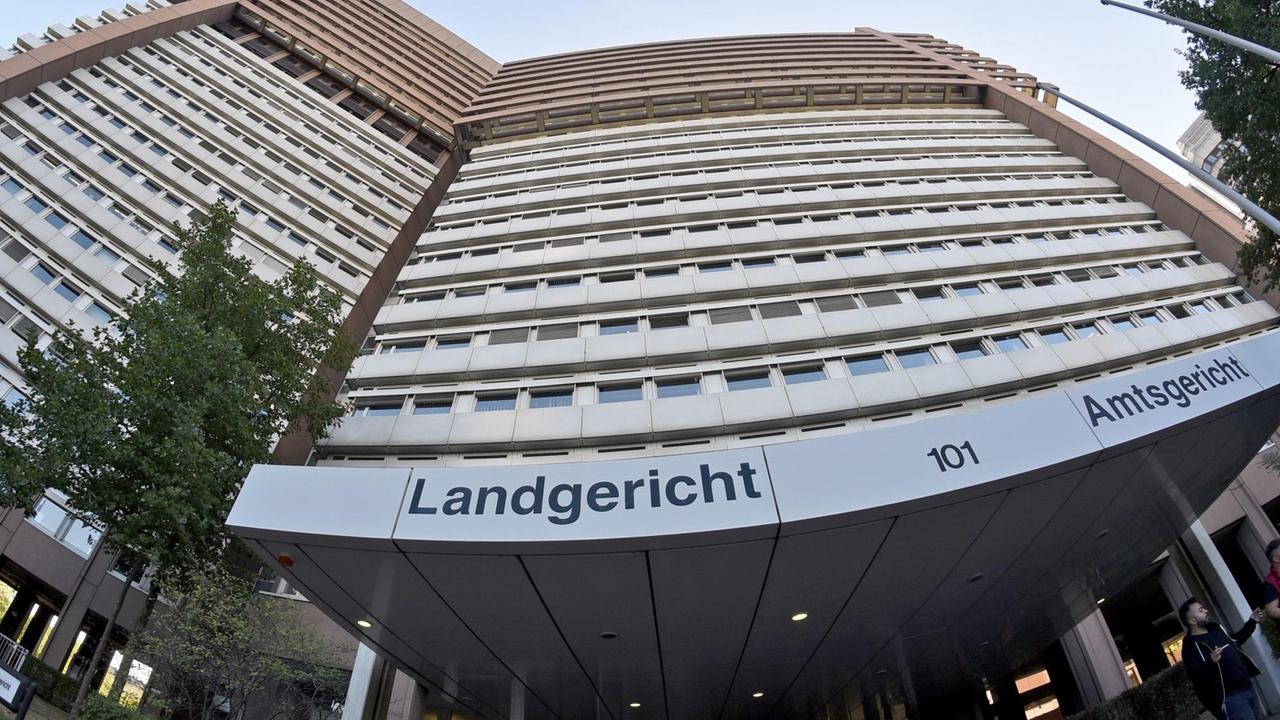Das Gebäude des Land- und Amtsgerichtes, aufgenommen am 21.09.2016 in Köln (Nordrhein-Westfalen). Das Gebäude des Land- und Amtsgerichtes, aufgenommen am 21.09.2016 in Köln (Nordrhein-Westfalen).