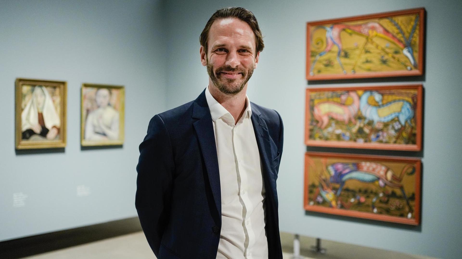 Johan Holten, Direktor der Kunsthalle Mannheim, steht in der Sonderausstellung "Umbruch" der Kunsthalle Mannheim vor Werken der Künstlerin Anita Ree. Johan Holten, Direktor der Kunsthalle Mannheim, steht in der Sonderausstellung "Umbruch" der Kunsthalle Mannheim vor Werken der Künstlerin Anita Ree.