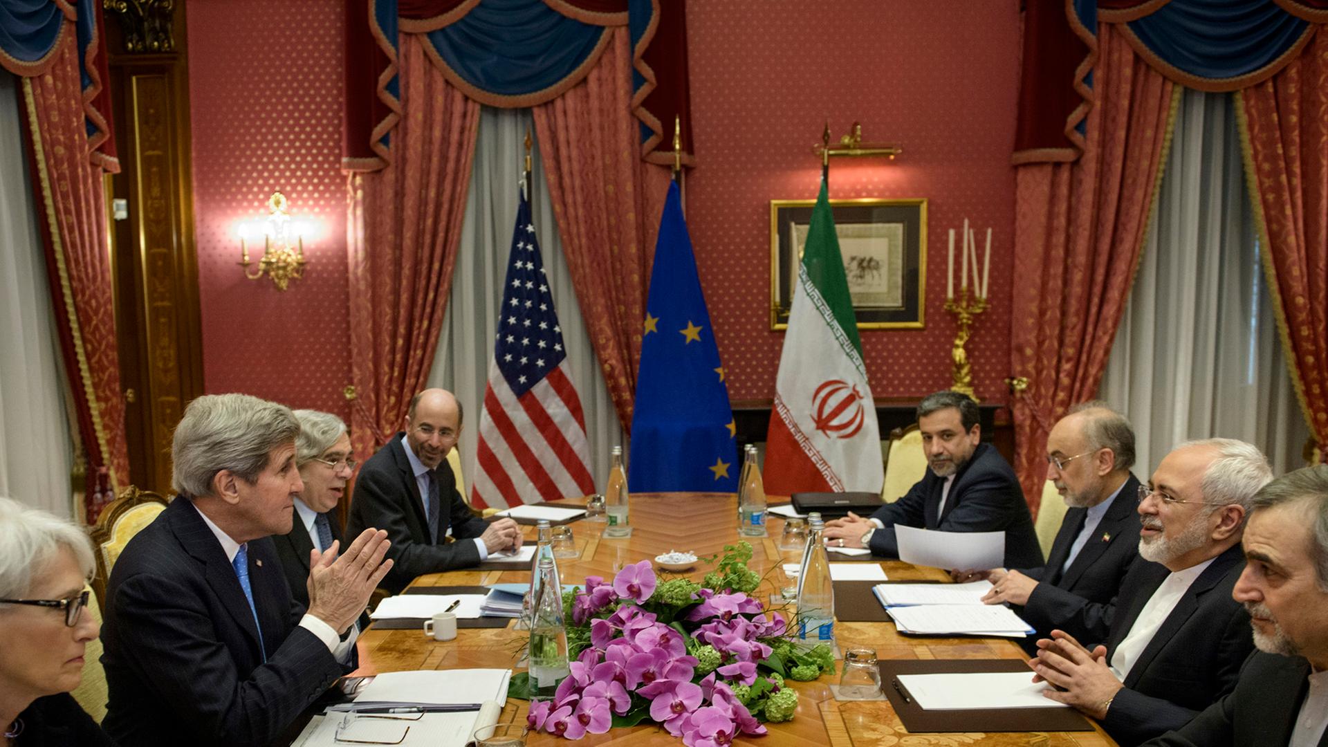 US-Außenminister John Kerry (Mitte links) und sein iranischer Kollege Mohammed Dschawad Sarif bei den Verhandlungen in Lausanne am Sonntag, 29. März 2015 US-Außenminister John Kerry (Mitte links) und sein iranischer Kollege Mohammed Dschawad Sarif bei den Verhandlungen in Lausanne am Sonntag, 29. März 2015