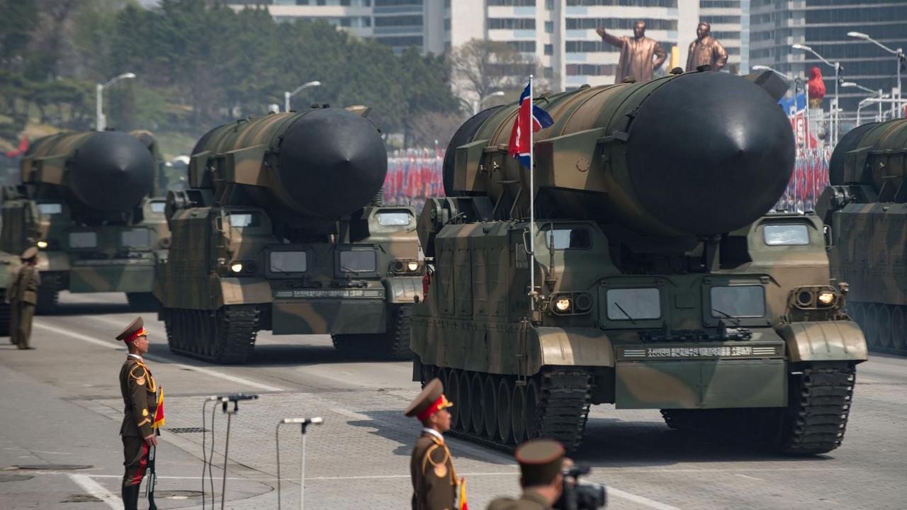 Auf einer Militärparade in Pjöngjang werden Raketen auf Militärfahrzeugen präsentiert.