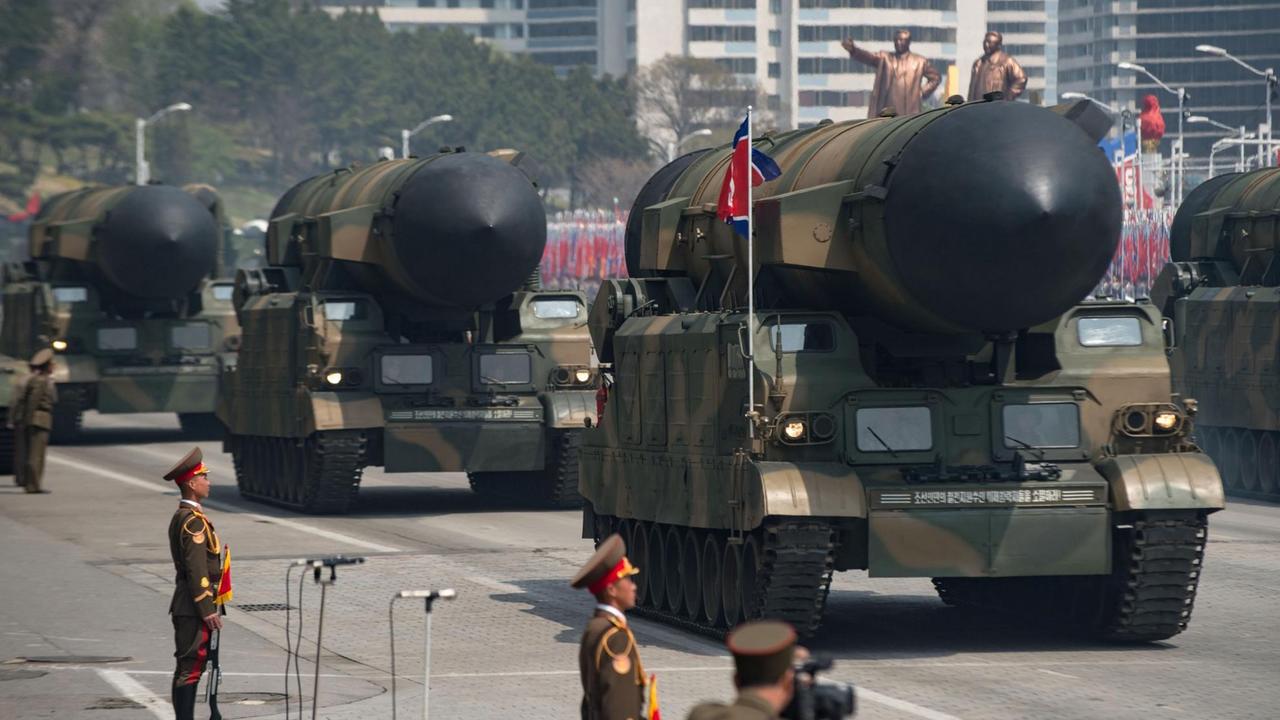 Auf einer Militärparade in Pjöngjang werden Raketen auf Militärfahrzeugen präsentiert. Auf einer Militärparade in Pjöngjang werden Raketen auf Militärfahrzeugen präsentiert.