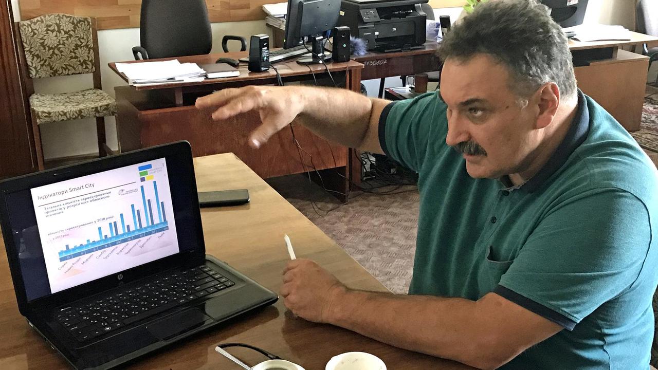 Der Bürgermeister der ukrainischen Stadt Drohobytsch, Volodymyr Konziolka, sitzt vor einem Laptop. Der Bürgermeister der ukrainischen Stadt Drohobytsch, Volodymyr Konziolka, sitzt vor einem Laptop.