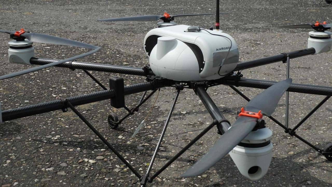 Ein Oktokopter der Firma AirRobot aus Arnsberg, den die Fraunhofer-Forscher zu Testzwecken einsetzen Ein Oktokopter der Firma AirRobot aus Arnsberg, den die Fraunhofer-Forscher zu Testzwecken einsetzen