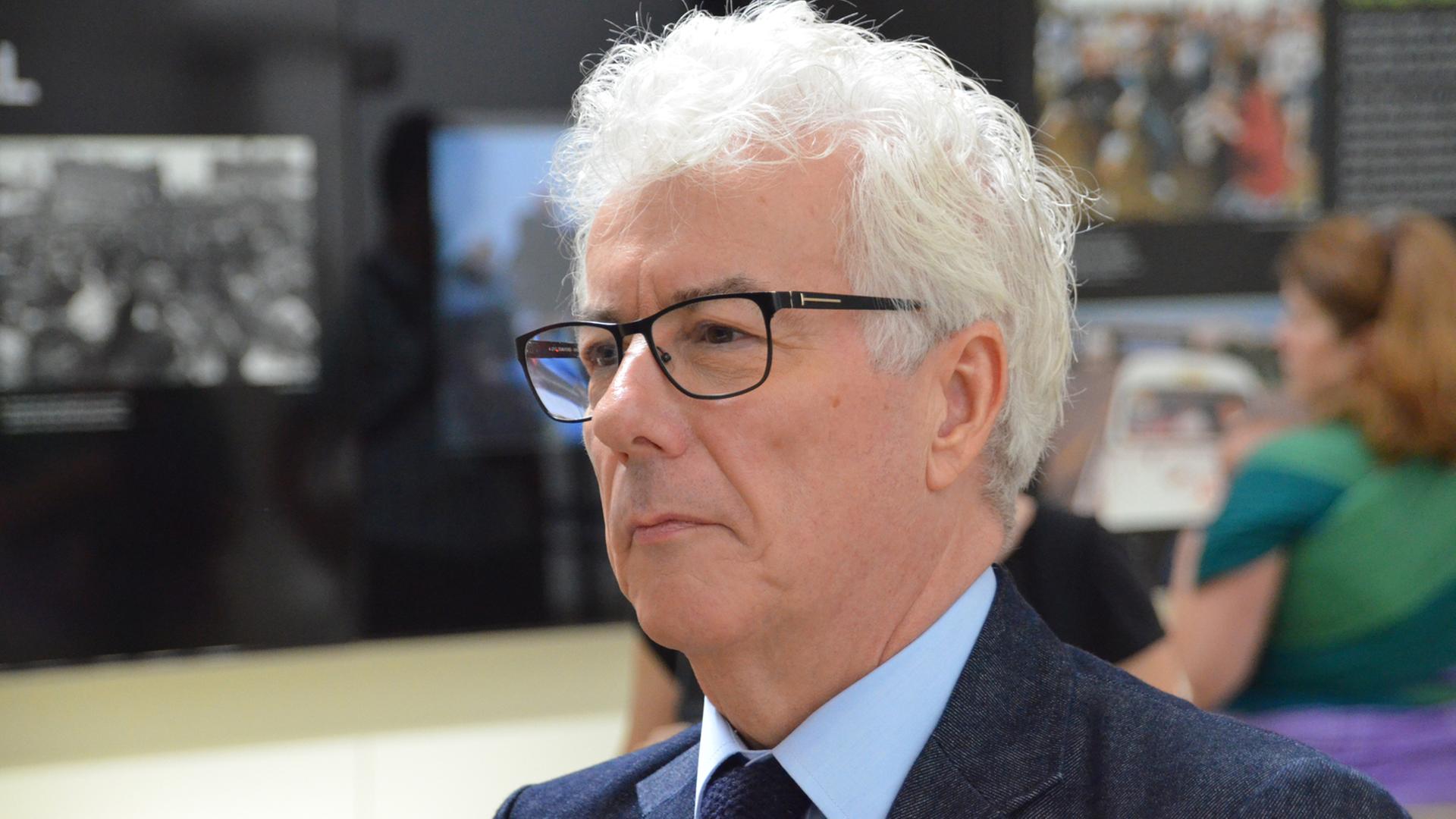 Der Schriftsteller Ken Follett steht am 10.09.2014 in einer Ausstellung zum Mauerfall im Journalismusmuseum Newseum in Washington. Der Schriftsteller Ken Follett steht am 10.09.2014 in einer Ausstellung zum Mauerfall im Journalismusmuseum Newseum in Washington.