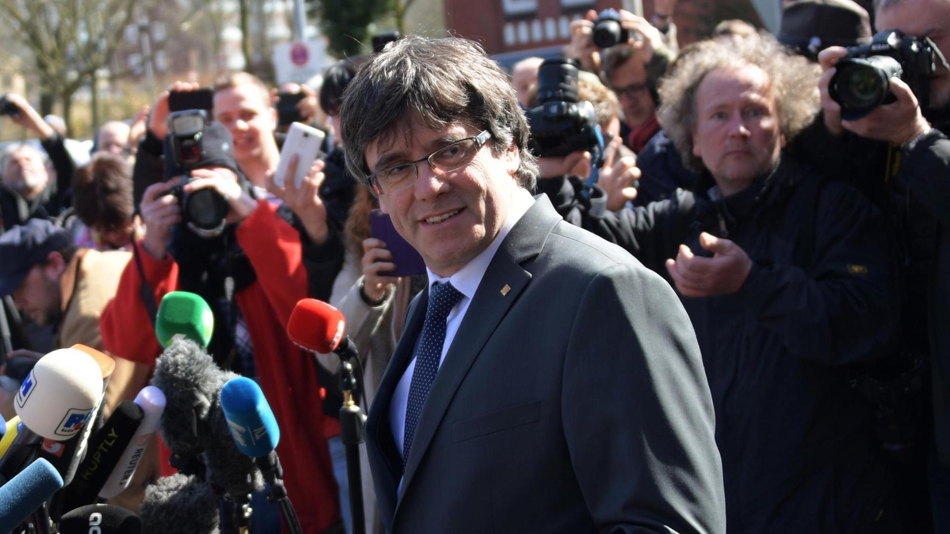 Carles Puigdemont, ehemaliger Präsident der spanischen Region Katalonien, steht nach seiner Entlassung aus der JVA Neumünster vor Journalisten. Carles Puigdemont, ehemaliger Präsident der spanischen Region Katalonien, steht nach seiner Entlassung aus der JVA Neumünster vor Journalisten.