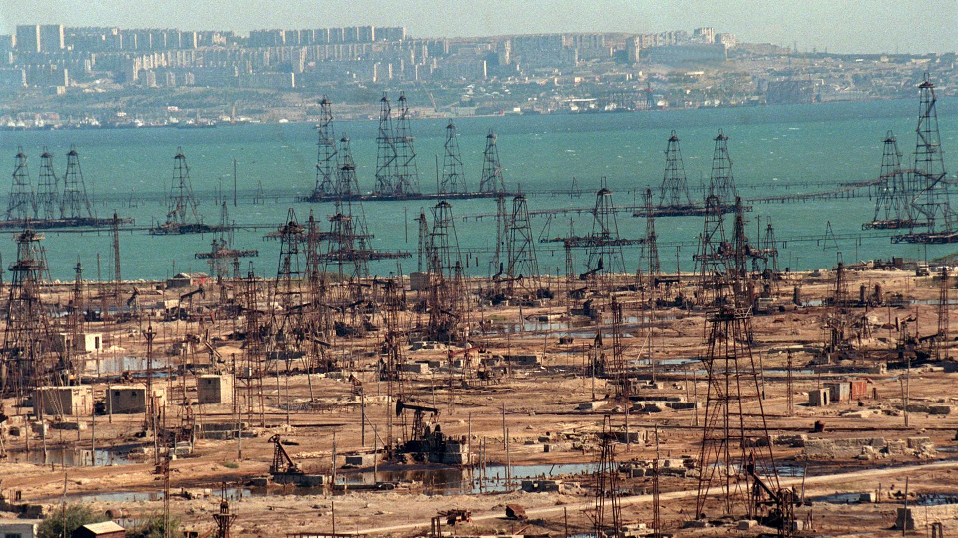 Blick auf aserbaidschanische Ölfelder in Shikhof nahe der Hauptstadt Baku - aufgenommen im Oktober 1998. Blick auf aserbaidschanische Ölfelder in Shikhof nahe der Hauptstadt Baku - aufgenommen im Oktober 1998.