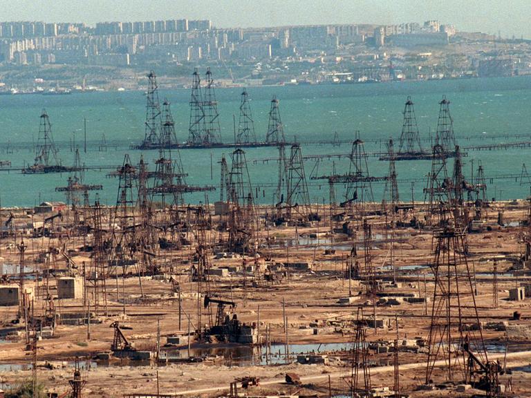 Blick auf aserbaidschanische Ölfelder in Shikhof nahe der Hauptstadt Baku - aufgenommen im Oktober 1998.