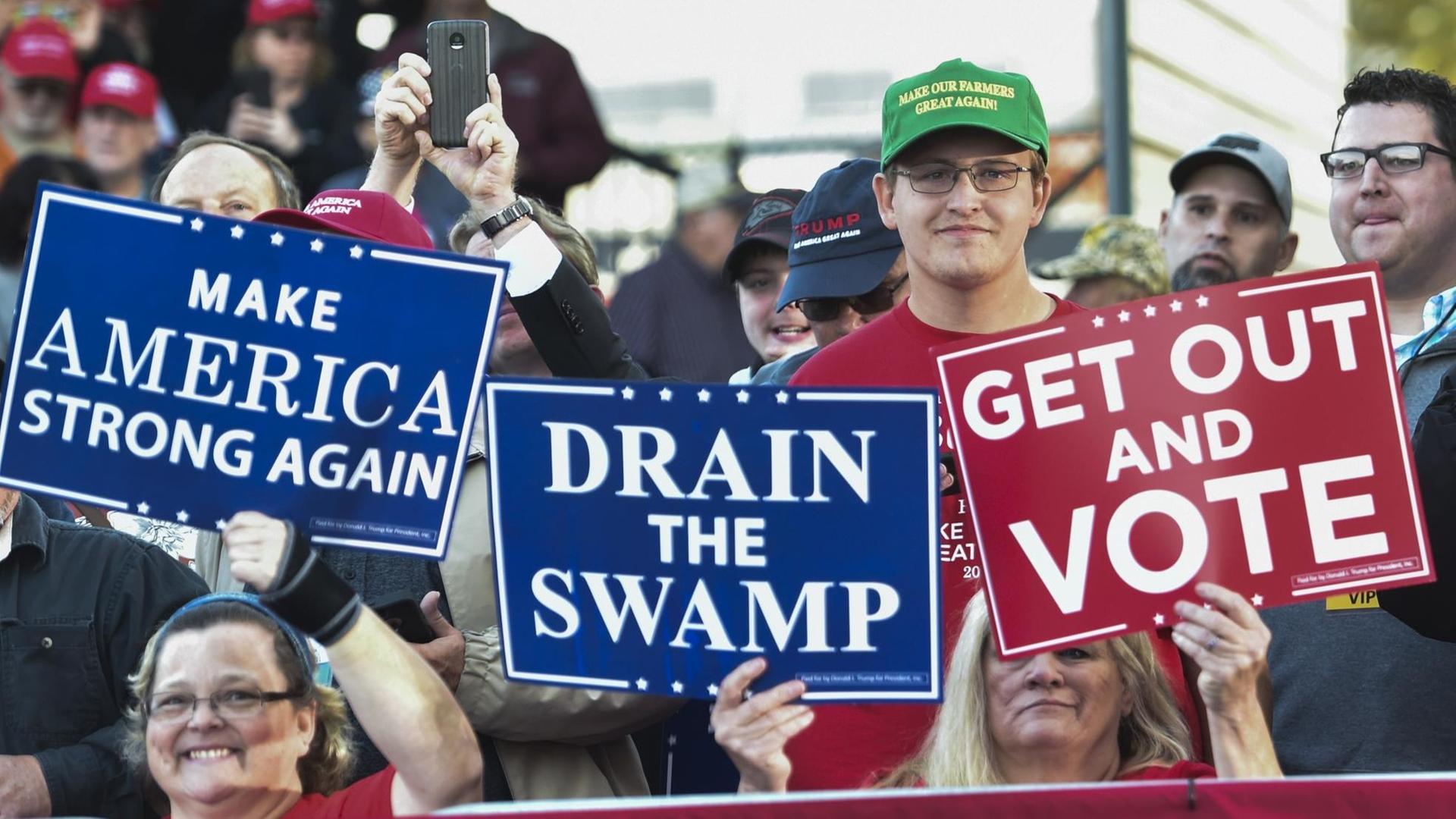 Anhänger von US-Präsident Donald Trump in Murphysboro, Illinois am 27. Oktober 2018 Anhänger von US-Präsident Donald Trump in Murphysboro, Illinois am 27. Oktober 2018