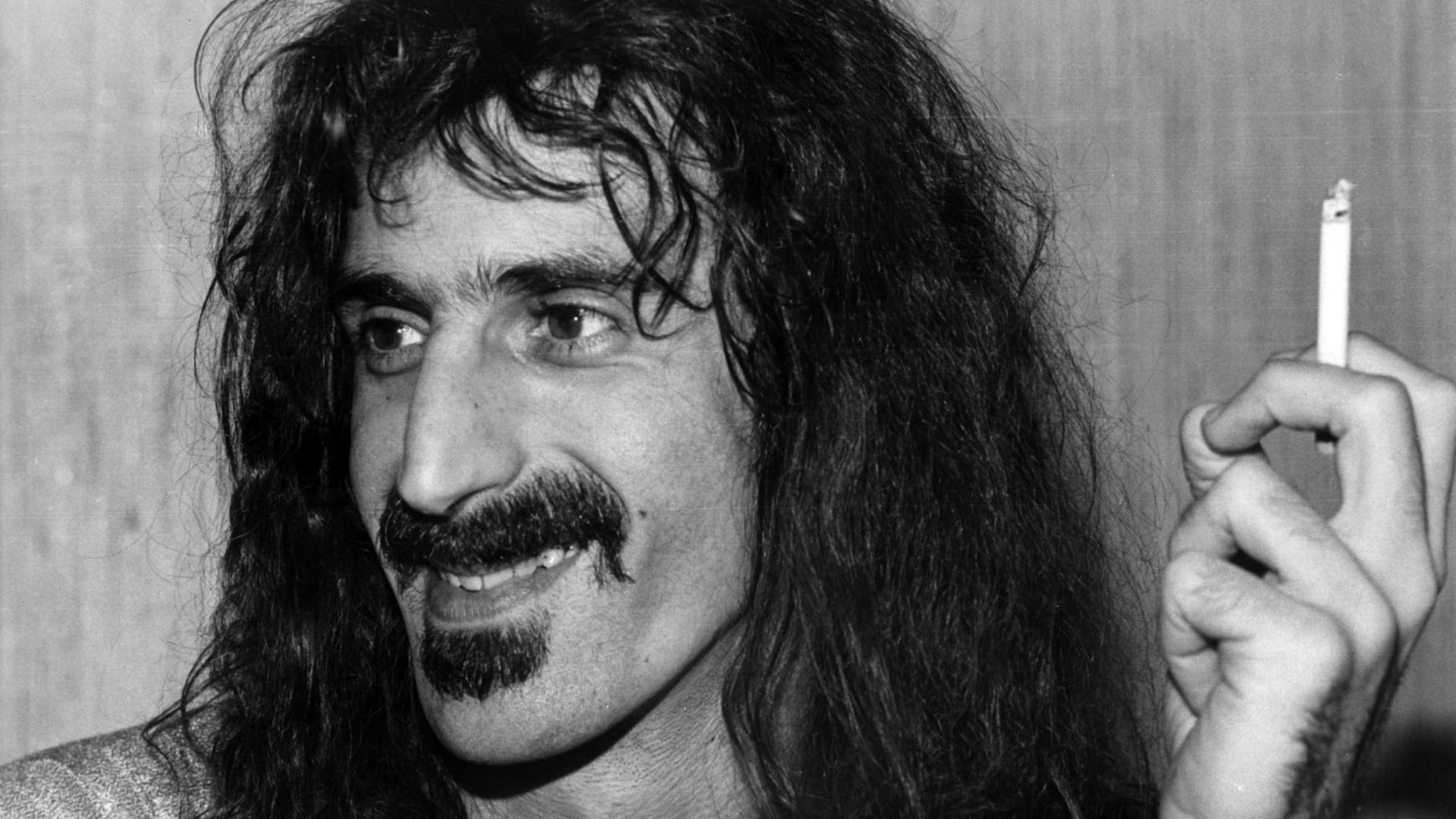 Der amerikanische Komponist und Rockmusiker Frank Zappa, Bandleader der Gruppe "Mother of Invention", aufgenommen in Oslo am 25.02.1976. Der amerikanische Komponist und Rockmusiker Frank Zappa, Bandleader der Gruppe "Mother of Invention", aufgenommen in Oslo am 25.02.1976.