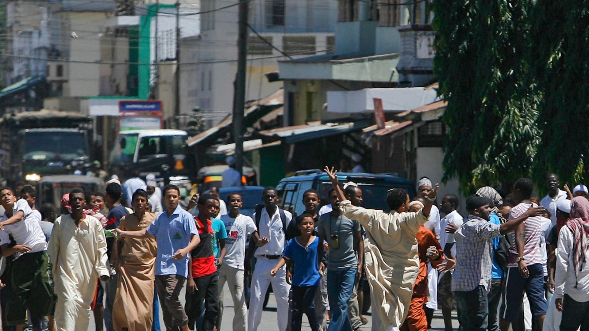 Anhänger des islamistischen Predigers Abubakar Shariff alias Makaburi protestieren nach dessen Ermordung in Mombasa. Anhänger des islamistischen Predigers Abubakar Shariff alias Makaburi protestieren nach dessen Ermordung in Mombasa.