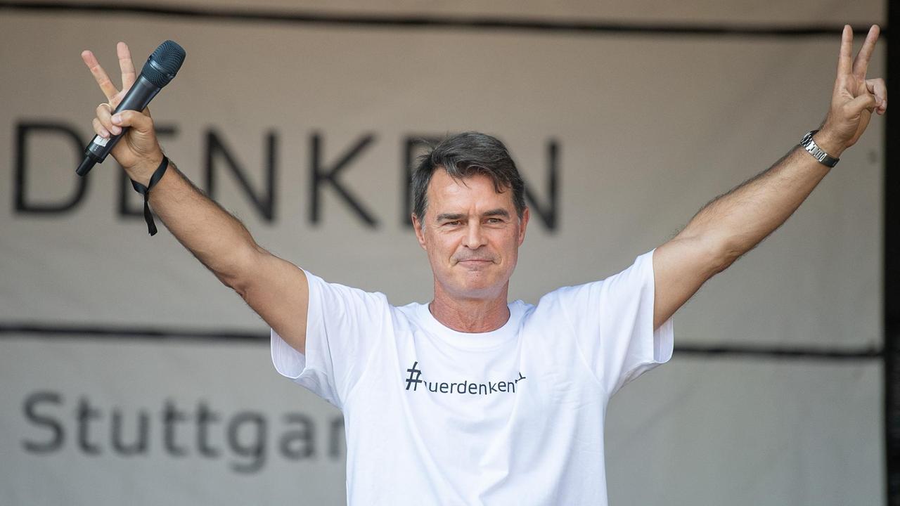 Thomas Berthold spricht während einer Kundgebung der Initiative "Querdenken 711" in Stuttgart, die sich gegen die Corona-Maßnahmen richtet. Thomas Berthold spricht während einer Kundgebung der Initiative "Querdenken 711" in Stuttgart, die sich gegen die Corona-Maßnahmen richtet.